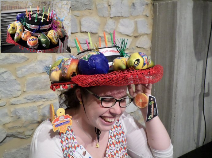 Elodie et son chapeau anniversaire
