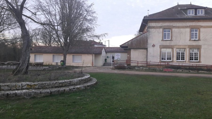 Le domaine du vieux Moulin, à gauche la salle de la rencontre