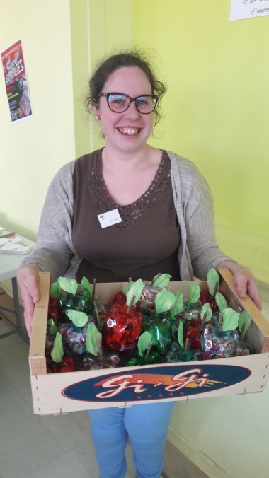 Elodie DEMARETZ : Cageot de pommes factices remplies de gourmandises distribuées à chaque participant