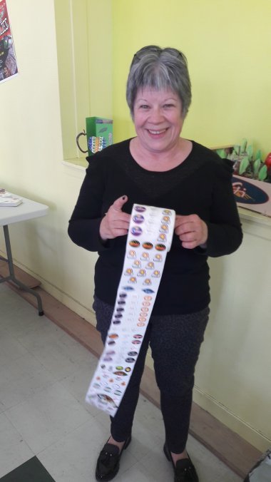 Nicole GAY : Rouleau de papier toilette, sur lequel est collé 2500 étiquettes. Nicole est collectionneuse de papier toilettes et d'étiquettes
