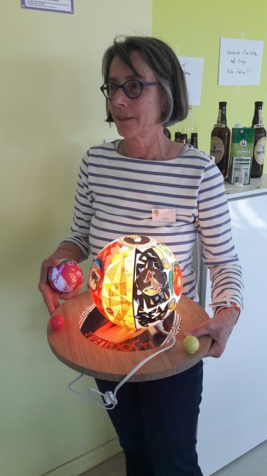 Elisabeth PIERRET : Oeuvre exposée en 2018 agrémentée d'une balle de tennis lumineuse, aussi réalisée en papier d'agrumes, sa spécialité