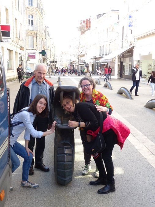 Il faut saluer cette année l'initiative de Gabriel qui a missionné sa fille Célie qui a servi de guide aux accompagnants pour une ballade de 3 heures dans les rues de Niort