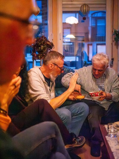 Tous les collectionneurs logeant sur place se sont déjà retrouvés le vendredi soir chez Xavier pour un apéritif d’accueil et un traditionnel « saucisses - purée - compote » … Xavier pouvant compter sur les femmes pour l’aider à la cuisson.