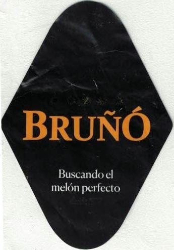 Bruno buscando el melon perfecto