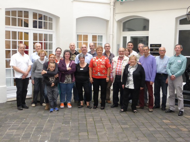 De gauche à droite : André HOUARD, Jean-Claude DEBERGUE, Mme DEBERGUE, Isabelle BIWER, Antoine BIWER, Elodie DEMARETZ, Dorothée DEMARETZ, Didier SALAMON, Nicole GAY, Xavier HEYTE, Gabriel GIRAUDEAU, Francine HOENICKE, Pascal CASSON, Max DANA, Alice DESPRES, Loïc DESPRES, Hélène DANA, Michel HAINAUT, Jean-Pierre BERNARD, Gérard BEIX, Alain SQUADRELLI